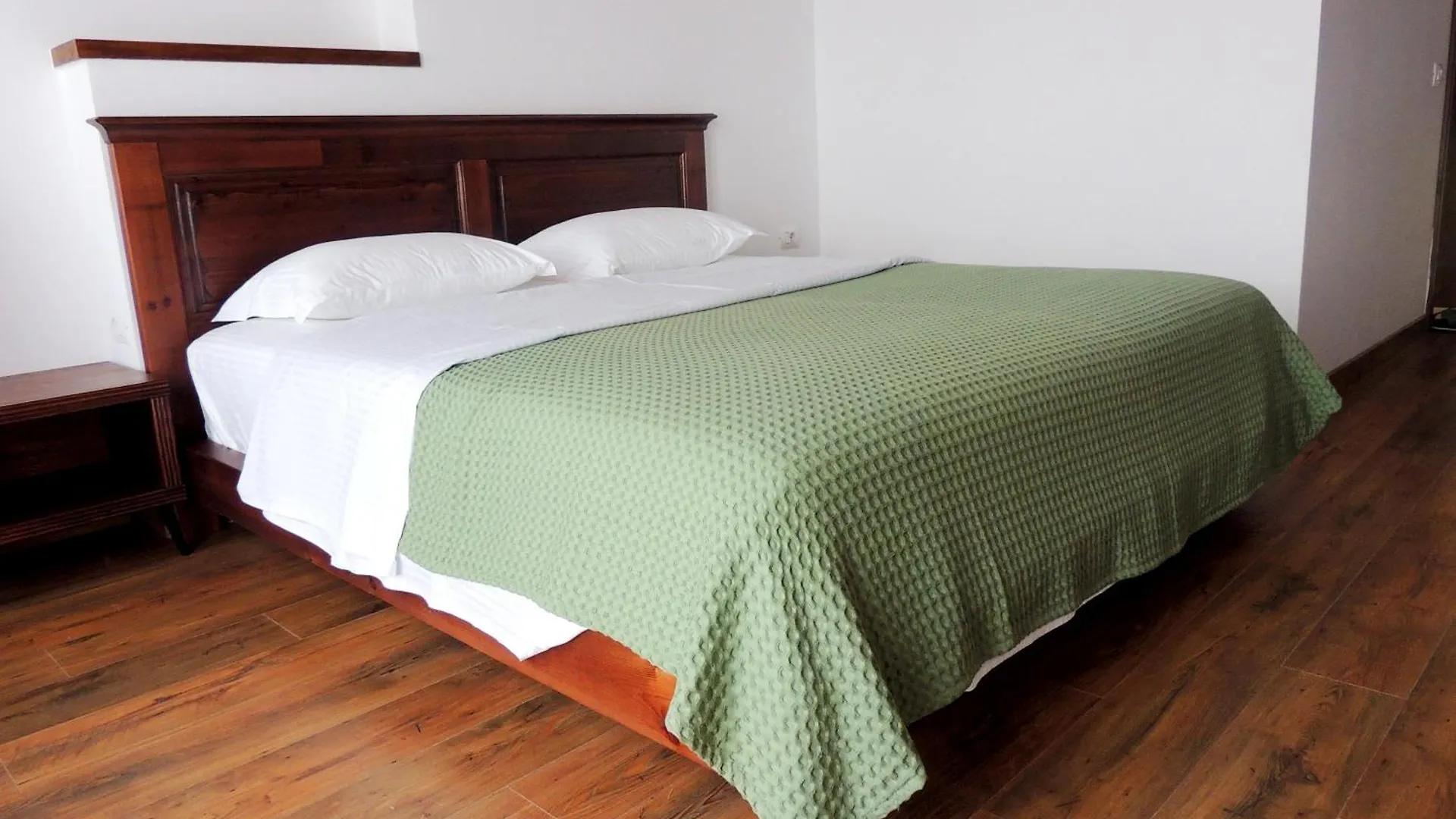 בראט Pupa Winery Serene Stay 0*,